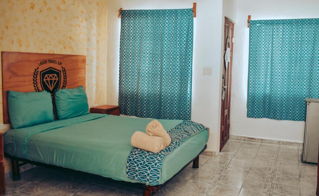 Les Trois Singes - Friendly Hostel Isla Mujeres Eksteriør bilde